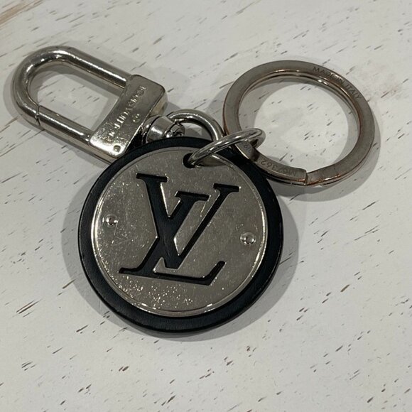 Louis Vuitton LV Circle Bag Charm & Key Holder (112724) - Picture 1 of 3